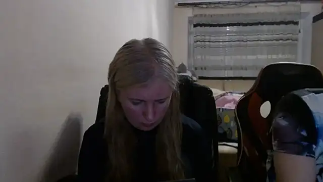 Snapshot of PeterAndJen chatting on June 2026 06:32:02 PM PeterAndJen online show from June 2026 06:32:02 PM