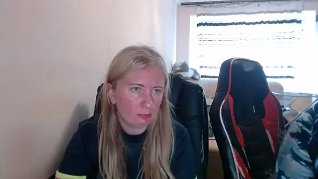 Snapshot of PeterAndJen chatting on June 2026 05:19:01 PM PeterAndJen online show from June 2026 05:19:01 PM