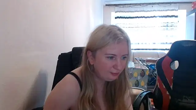Snapshot of PeterAndJen chatting on June 2026 05:43:02 AM PeterAndJen online show from June 2026 05:43:02 AM