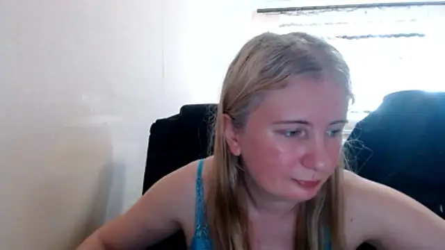 Snapshot of PeterAndJen chatting on June 2026 04:59:01 PM PeterAndJen online show from June 2026 04:59:01 PM