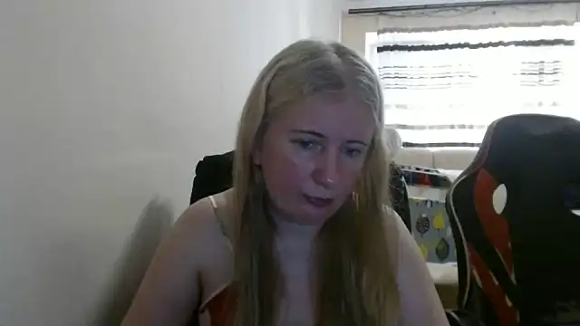 Snapshot of PeterAndJen chatting on June 2026 05:34:02 PM PeterAndJen online show from June 2026 05:34:02 PM