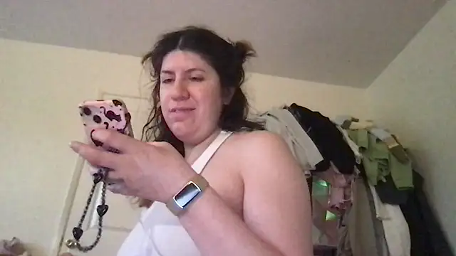 Snapshot of HYPHYtype chatting on November 2025 12:22:02 AM HYPHYtype online show from November 2025 12:22:02 AM