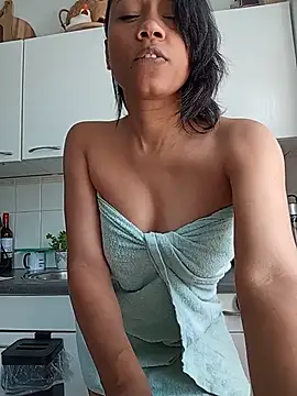 Therainqueen online show from July 2026 10:45:01 AM