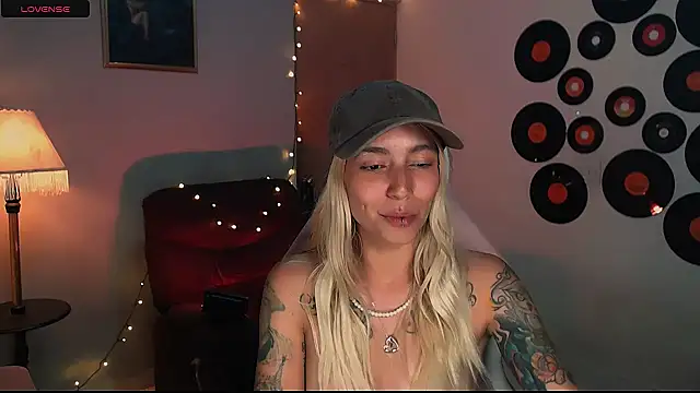 Snapshot of Saucy_Jenn chatting on February 2025 06:06:02 AM Saucy Jenn online show from February 2025 06:06:02 AM