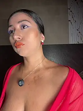 Snapshot of Valentinne_z chatting on May 2026 04:19:02 AM Valentinne z online show from May 2026 04:19:02 AM