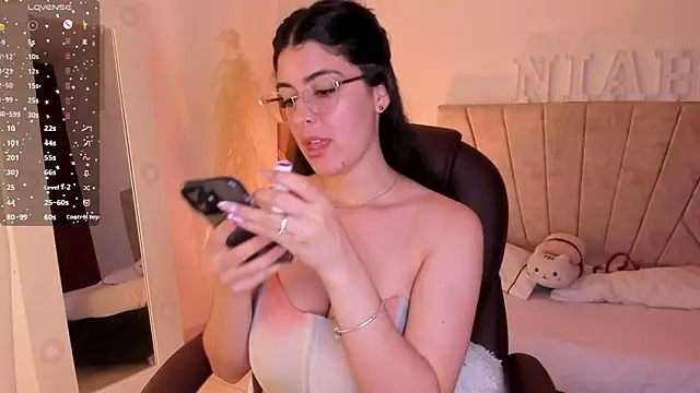 Snapshot of _Niah_ chatting on March 2025 12:26:02 AM Niah online show from March 2025 12:26:02 AM