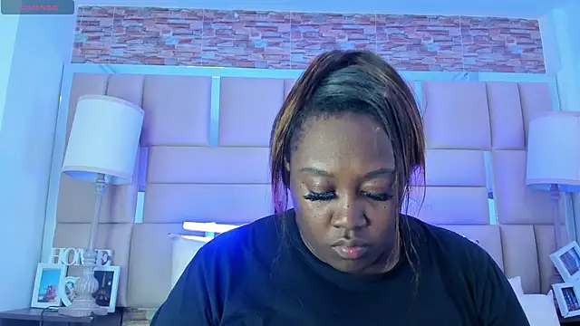 ShaniaBrownn online show from October 2025 07:47:02 PM