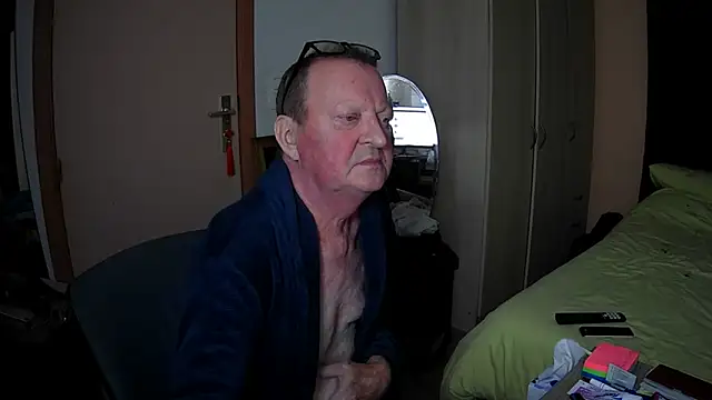 passifsoumis1963 online show from December 2025 06:01:02 PM