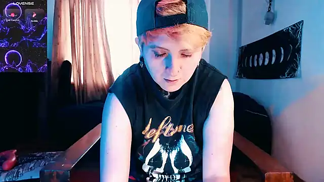 Marieblueeyes online show from November 2025 03:58:01 PM