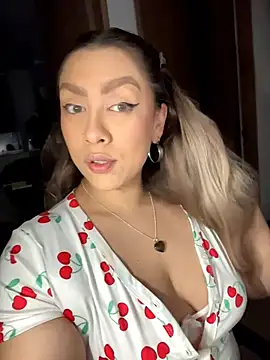 Snapshot of Im_sophiie chatting on February 2026 06:50:01 AM Im sophiie online show from February 2026 06:50:01 AM