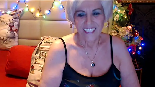 Snapshot of HappyWomanOn chatting on January 2025 10:34:02 PM HappyWomanOn online show from January 2025 10:34:02 PM