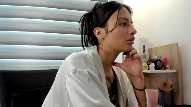 Snapshot of nia__white chatting on February 2025 05:20:02 PM nia white online show from February 2025 05:20:02 PM