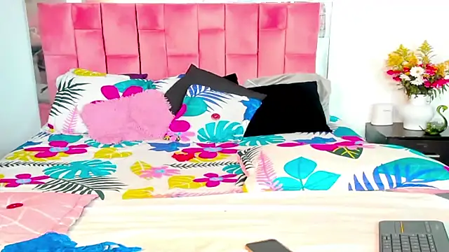 Snapshot of the_queen_aleja chatting on October 2025 12:28:02 PM the queen aleja online show from October 2025 12:28:02 PM