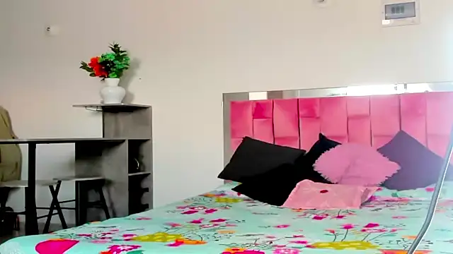 Snapshot of the_queen_aleja chatting on December 2025 01:39:01 PM the queen aleja online show from December 2025 01:39:01 PM