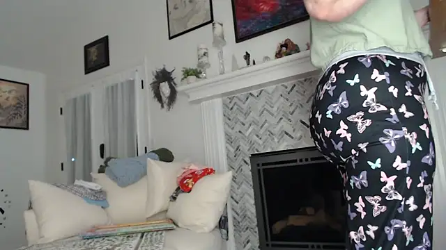 AuroraWillows online show from October 2025 12:11:01 PM