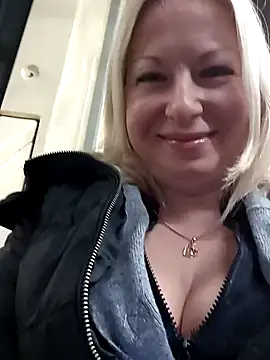 Arina smiles online show from December 2024 01:47:01 PM