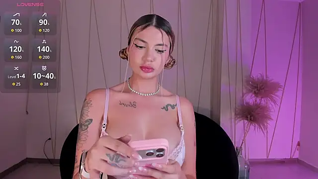 NiaHolland online show from November 2025 06:29:02 PM