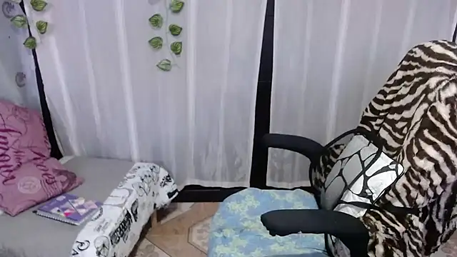 Sonialorens  online show from February 2025 12:16:01 PM