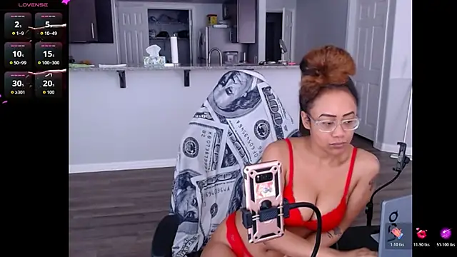 Snapshot of RylHoneyy chatting on June 2026 05:27:02 PM RylHoneyy online show from June 2026 05:27:02 PM