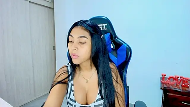 sophiax-x online show from December 2025 01:07:01 PM