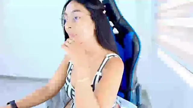 sophiax-x online show from April 2026 06:32:02 PM