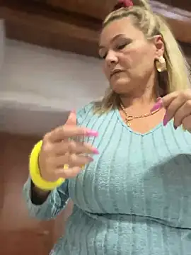 Snapshot of CRHYSTEL chatting on December 2024 11:54:02 AM CRHYSTEL online show from December 2024 11:54:02 AM