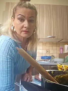 Snapshot of CRHYSTEL chatting on December 2024 01:08:02 PM CRHYSTEL online show from December 2024 01:08:02 PM