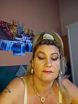 Snapshot of CRHYSTEL chatting on March 2025 08:36:01 AM CRHYSTEL online show from March 2025 08:36:01 AM