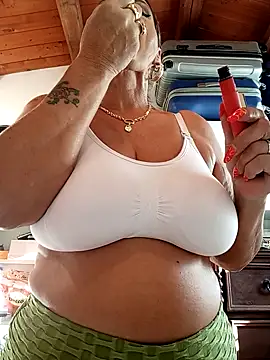 Snapshot of CRHYSTEL chatting on October 2025 06:47:01 AM CRHYSTEL online show from October 2025 06:47:01 AM