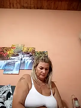 Snapshot of CRHYSTEL chatting on October 2025 06:25:01 AM CRHYSTEL online show from October 2025 06:25:01 AM