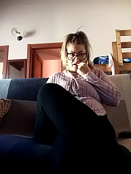 Snapshot of CRHYSTEL chatting on October 2025 11:06:02 AM CRHYSTEL online show from October 2025 11:06:02 AM