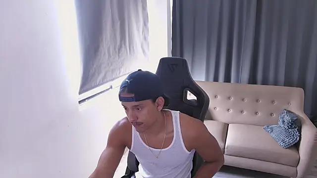 Snapshot of Liam_V chatting on August 2026 01:24:02 PM Liam V online show from August 2026 01:24:02 PM