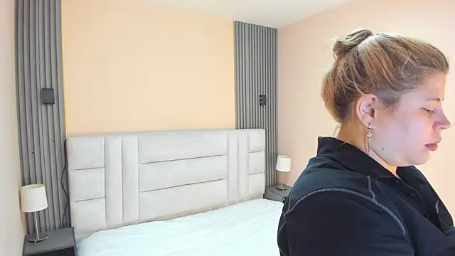 Snapshot of EYMI_TOMSOM chatting on October 2025 10:35:02 AM EYMI TOMSOM online show from October 2025 10:35:02 AM