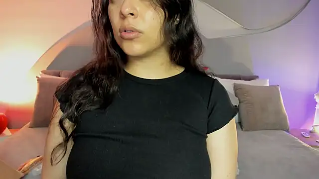 Snapshot of Nicolle_W chatting on April 2026 02:34:01 PM Nicolle W online show from April 2026 02:34:01 PM