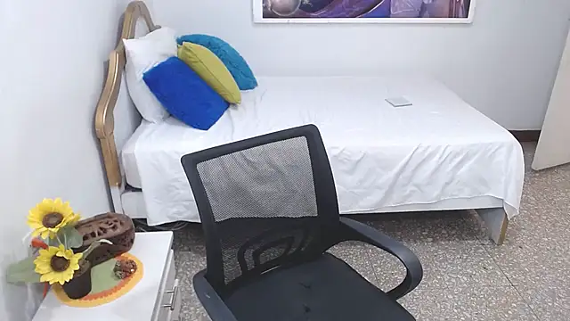 emiliaa hot online show from February 2025 06:45:01 PM