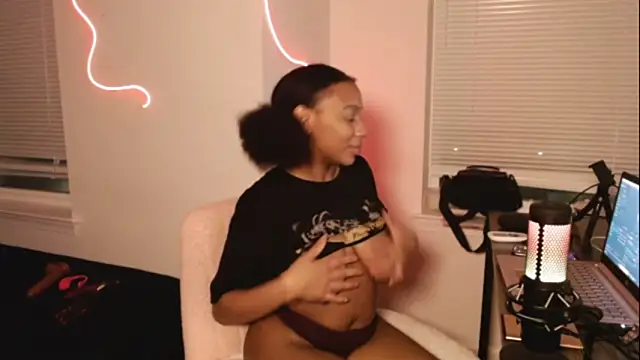 Snapshot of EatSweetMolly chatting on February 2025 04:59:02 AM EatSweetMolly online show from February 2025 04:59:02 AM