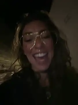 amanilouve online show from April 2026 09:42:02 PM