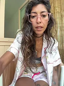 Snapshot of amanilouve chatting on April 2026 08:51:02 AM amanilouve online show from April 2026 08:51:02 AM