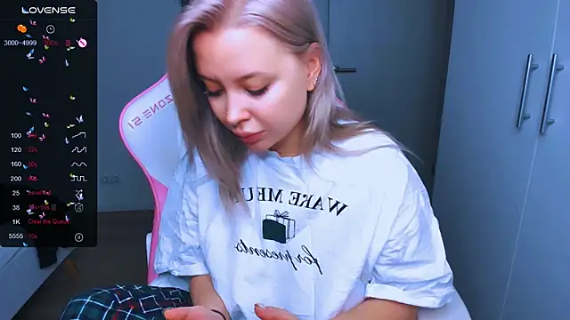 MonaLauu online show from December 2024 11:32:02 AM