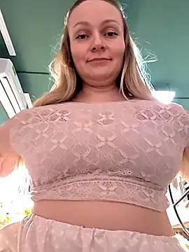 Snapshot of Bondgirl_013 chatting on April 2026 04:31:02 PM Bondgirl 013 online show from April 2026 04:31:02 PM