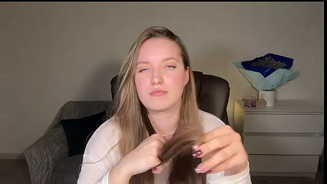 EvaMaddison online show from April 2026 05:18:01 PM