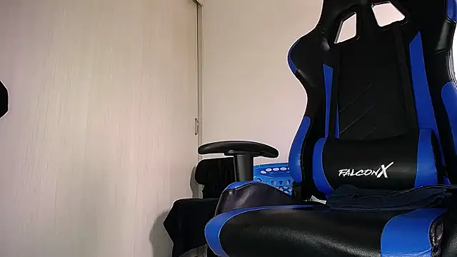 MAXJONES 2 online show from March 2026 03:23:01 PM