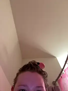 Snapshot of PiggyRose chatting on February 2026 01:00:02 AM PiggyRose online show from February 2026 01:00:02 AM