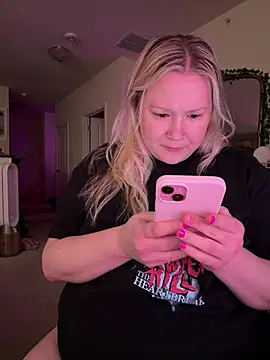 Snapshot of PiggyRose chatting on February 2026 11:20:02 PM PiggyRose online show from February 2026 11:20:02 PM