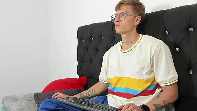 Snapshot of A_sexy_couple__ chatting on October 2025 09:13:02 PM A sexy couple   online show from October 2025 09:13:02 PM