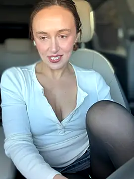 lunagirl13 online show from October 2025 05:03:01 PM