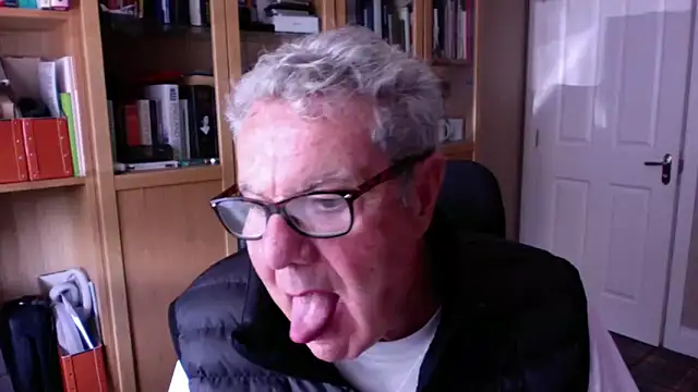 Snapshot of Oldpistolpete chatting on October 2025 12:57:02 PM Oldpistolpete online show from October 2025 12:57:02 PM