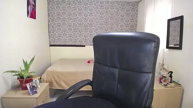 EvaFoxter online show from April 2026 03:52:01 PM