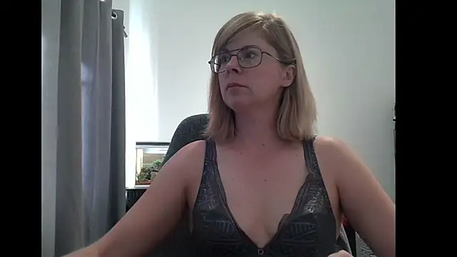 Snapshot of SavannaGirly chatting on March 2025 08:02:02 AM SavannaGirly online show from March 2025 08:02:02 AM