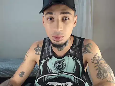 Snapshot of emiliano_hottt chatting on December 2024 09:56:02 AM emiliano hottt online show from December 2024 09:56:02 AM